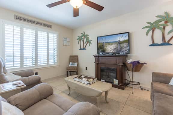 OE302- Hidden Jewel! Walk To Festivals, Beach, Restaurants, All! Nice Pool! - Image 1