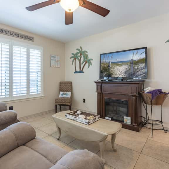 OE302- Hidden Jewel! Walk To Festivals, Beach, Restaurants, All! Nice Pool! - Image 1