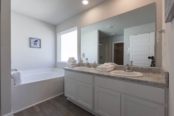 Bon Secour Bungalow- Clean, Spacious, Close To OWA & Beach!