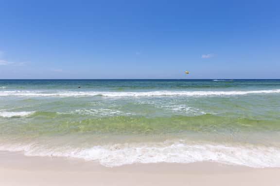 Island Shores 655- Clean, Beach Front, Walk Everywhere! Heart Of Gulf Shores!