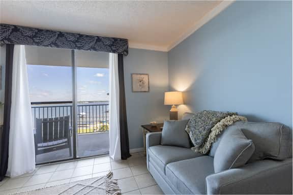GSSR 602B- Cozy & Clean, Lagoon & Beach, Best of Both Worlds! Hot Tub!