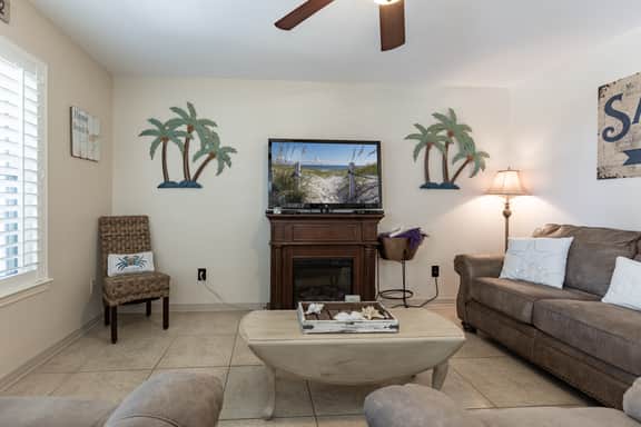OE302- Hidden Jewel! Walk To Festivals, Beach, Restaurants, All! Nice Pool! - Image 4