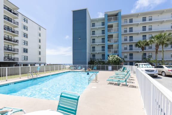 Island Shores 655- Clean, Beach Front, Walk Everywhere! Heart Of Gulf Shores!