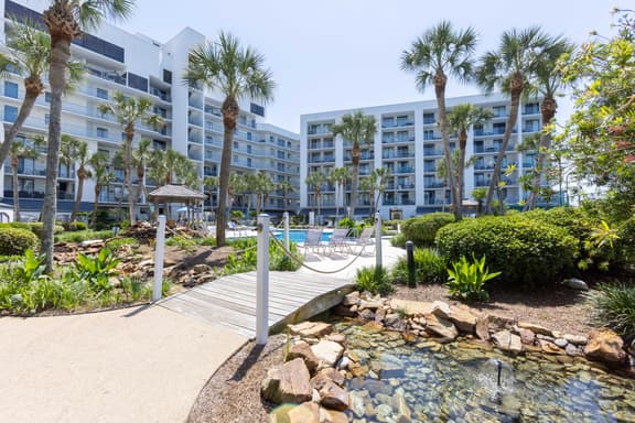 GSSR 602B- Cozy & Clean, Lagoon & Beach, Best of Both Worlds! Hot Tub!