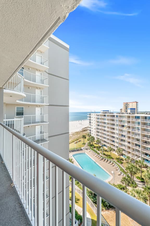 Tradewinds 906- Cute and Cozy! Beachfront! Amazing Heated Pool!